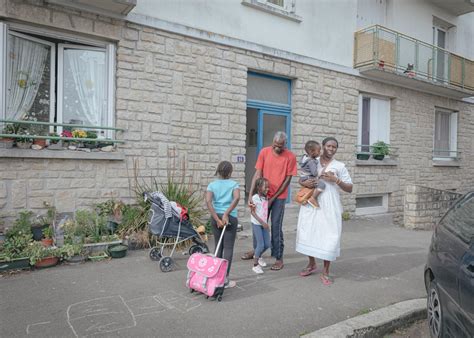 Citoyens désherbant devant chez eux