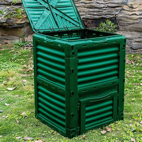 Composteur de jardin rempli