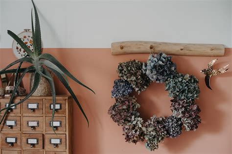 Couronne d'hortensias séchés faite maison accrochée à une porte