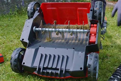 Schéma montrant la pénétration des lames d'un scarificateur dans le sol