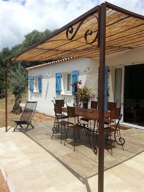 Mobilier de terrasse méditerranéen avec éléments en fer forgé