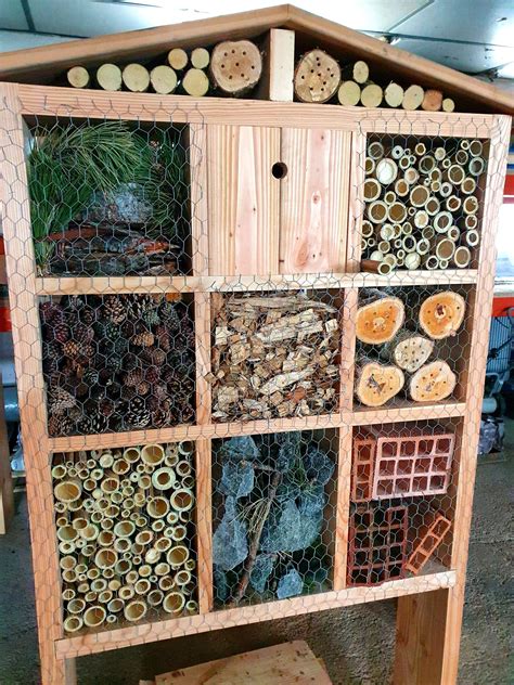 Exemple d'hôtel à insectes avec des compartiments bien délimités et diversifiés