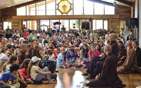 Personnes chantant en groupe au Village des Pruniers