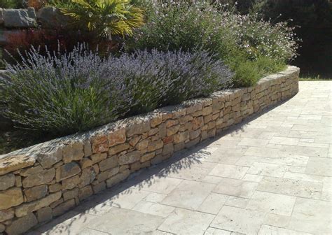 Paysagiste réalisant une maçonnerie paysagère en pierre