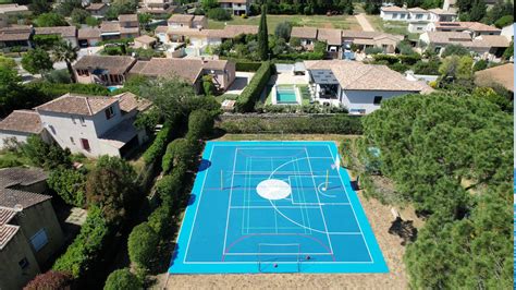Vue panoramique d'un terrain de sport professionnel parfaitement entretenu avec un gazon dense et uniforme