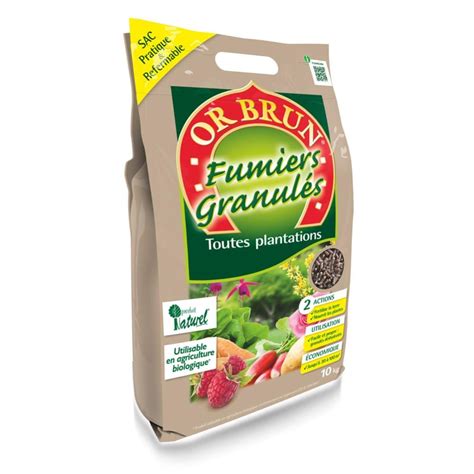 Sac de granulés de fumier organique dans un potager