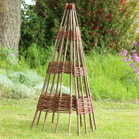 Structure pyramidale en noisetier avec des plantes grimpantes