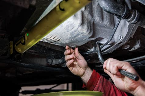 Illustration d'une fissure sur un carter moteur et application de résine époxy