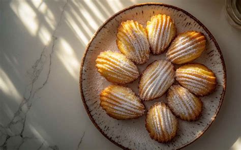 Une assiette de madeleines dorées