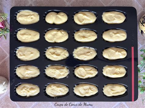 Un moule à madeleines sortant du four, avec des madeleines légèrement bombées