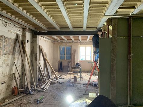 Vue d'ensemble d'un chantier de rénovation intérieure et extérieure