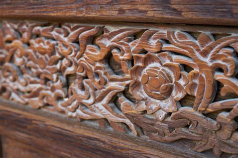Motifs sculptés sur bois d'un meuble ancien