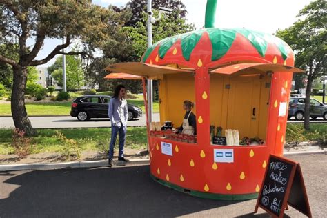 Kiosque à fraises typique en bord de route