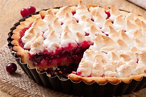 Détail d'une tarte aux groseilles fraîchement préparée