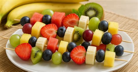 Enfants dégustant des brochettes de fruits colorées