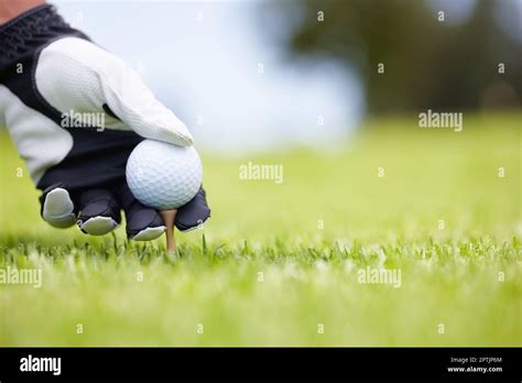Un golfeur en pleine concentration sur un green, observant la ligne de son putt