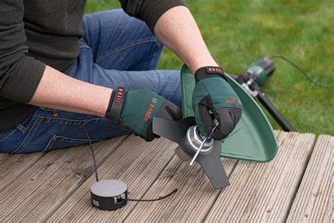 Bosch AFS 23-37 en action dans un jardin