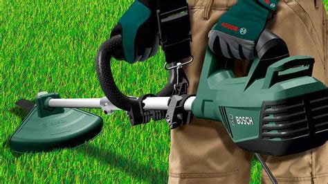 Débroussailleuse Bosch AFS 23-37 coupant des herbes hautes