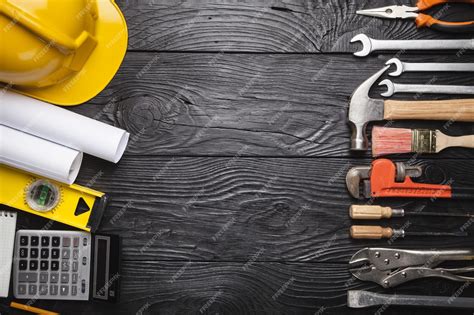 Outils de jardinage posés sur une table en bois