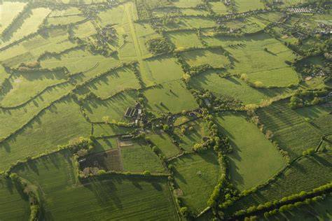 Paysage rural typique du Périgord avec ses parcelles cultivées et ses haies bocagères