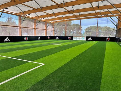Terrain de foot à 5 avec parois en verre