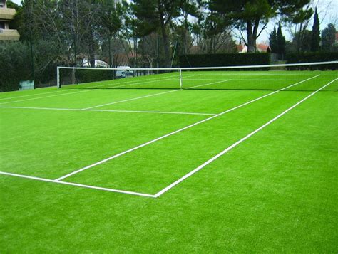 Un court de tennis en gazon