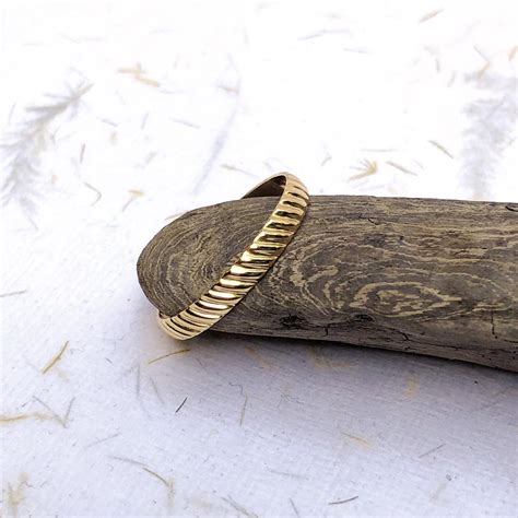 Plan rapproché d'une bague ciselée avec un motif de feuilles de lierre entrelacées