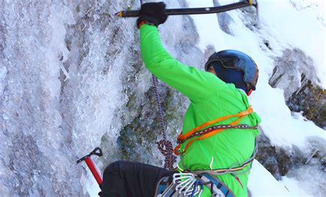 Jyoti Raju escaladant un mur