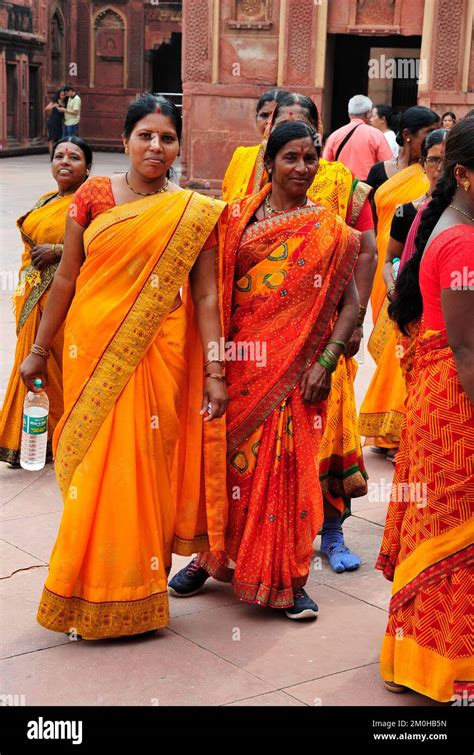 Femmes indiennes drapées dans des saris colorés