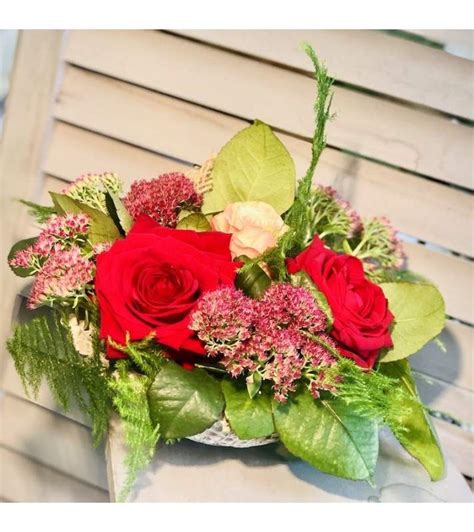 Composition florale avec des roses fraîchement coupées