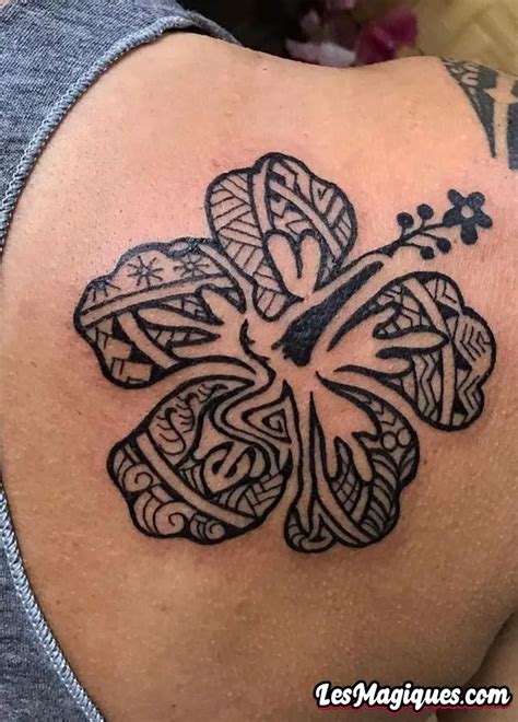 Dessin de tatouage d'hibiscus avec des éléments tribaux