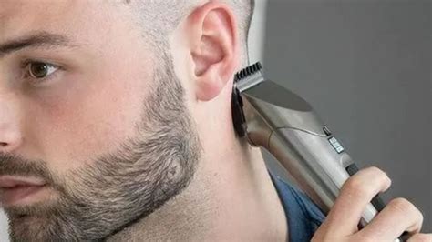 Une personne regardant avec consternation une tondeuse à cheveux mal utilisée
