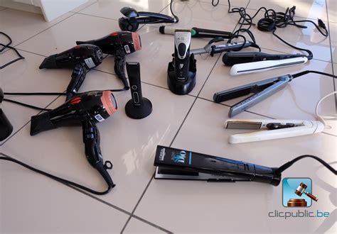 Matériel de coiffure disposé sur une table : tondeuse, peigne, miroirs
