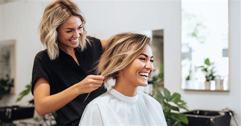 Femme discutant avec un coiffeur de sa future couleur de cheveux