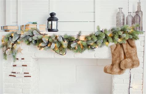 Sapin de Noël décoré avec des branches fraîches et des bougies