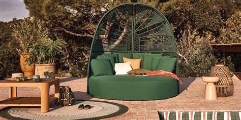 Mobilier de jardin coloré et accessoires de décoration sur une terrasse moderne
