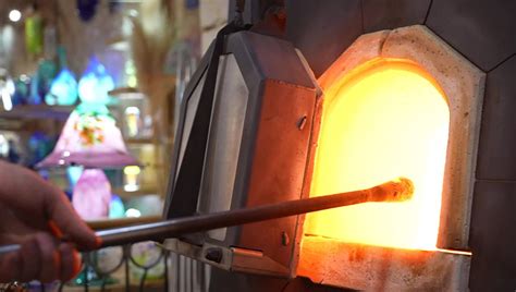 Photographie en gros plan du travail du verre soufflé dans un atelier de Baccarat