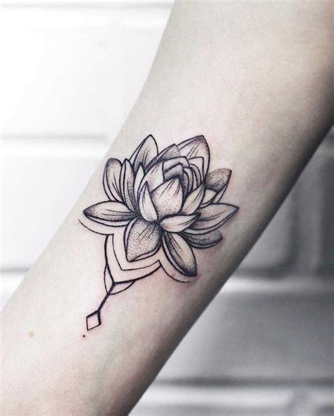 Tatouage artistique d'une fleur de lotus stylisée sur l'avant-bras
