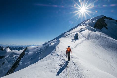 Gaëlle Edon utilisant son piolet-béquille lors d'une ascension en haute montagne