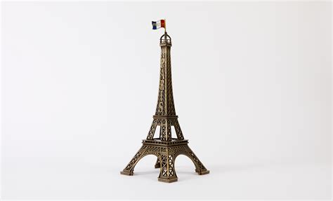 Tour Eiffel miniature à l'entrée d'un site de ferrailleur