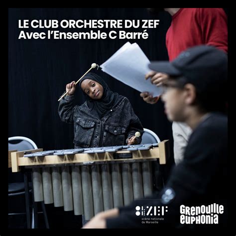 Scène du Cotton Club avec danseuses et orchestre