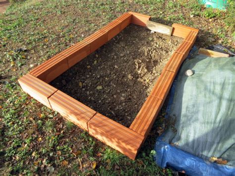 Photo de la mise en place d'une bordure de briques pour délimiter le potager