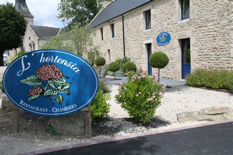 Façade de l'Hôtel L'Hortensia & Appartement & Restaurant Noyalo