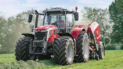 Tracteur Massey Ferguson historique et moderne côte à côte