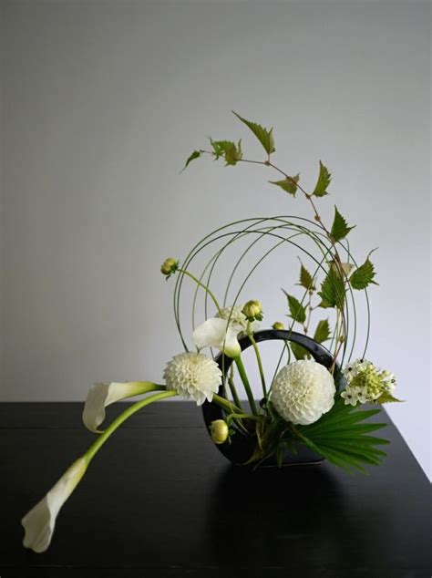 Composition florale Ikebana utilisant du bambou et des branches de pin