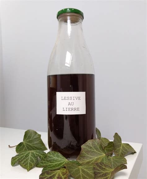 Photo d'un flacon de lessive au lierre maison avec une étiquette explicative