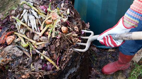 Photo de Michel Gagnard avec son outil de brassage de compost
