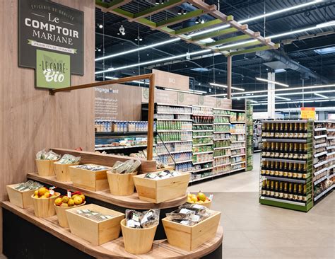 Vue d'ensemble d'un rayon jardinage dans un hypermarché Carrefour
