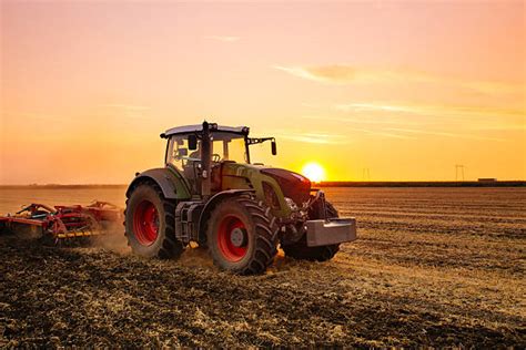 Tracteur agricole équipé d'un épandeur dans un champ
