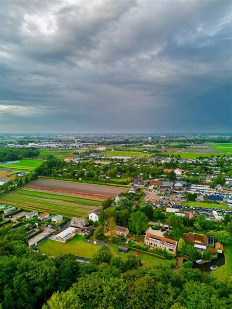 Photo d'un paysage rural illustrant la coexistence entre champs cultivés et habitat